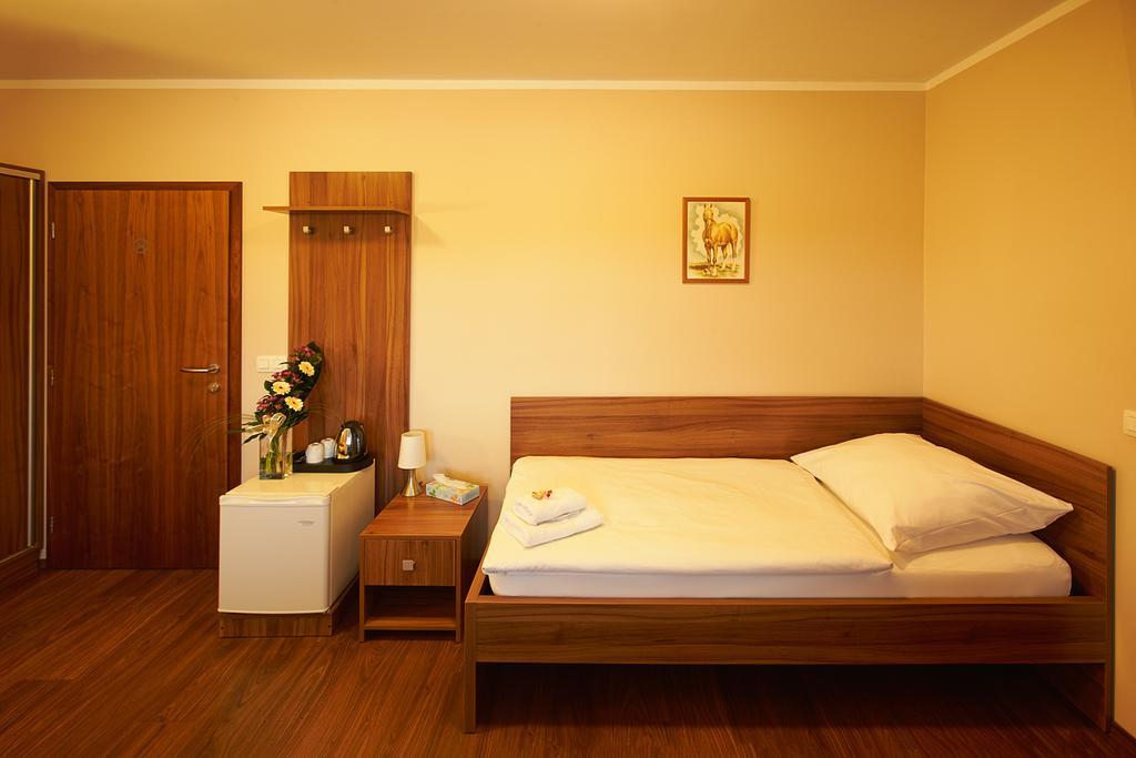 Hotel Horse Riding - Jezdecky Areal Tršice Δωμάτιο φωτογραφία